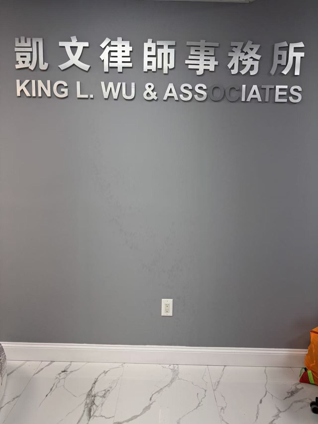 凯文律师在办公室为客户提供咨询 brooklyn
